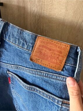 Levi's - 501 Straight Jeans in medium blue with tan leather patch